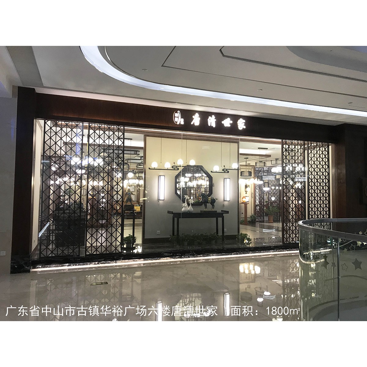 1.門頭左邊櫥窗